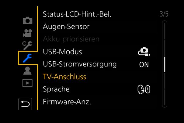 Vielseitig: Per USB-Kabel wird mit anderen Geräten kommuniziert, Bilder auf den PC übertragen oder via PictBridge ausgedruckt sowie die Kamera «getethert». Zudem erfolgt darüber auch die Stromversorgung.