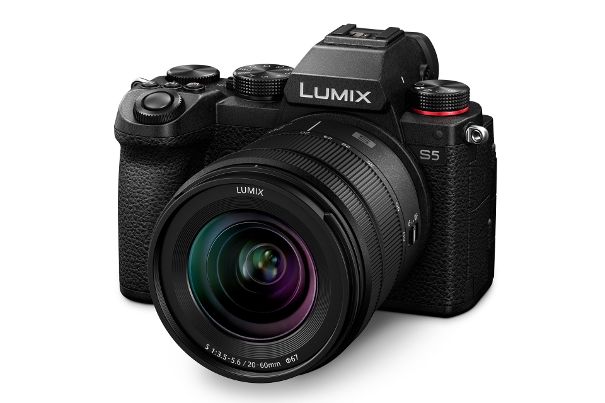 Kompaktes Vollformat: Die Panasonic Lumix DC-S5 ist ein spiegelloser Foto- und Videoprofi, verpackt in einem handlichen kleinen Gehäuse.