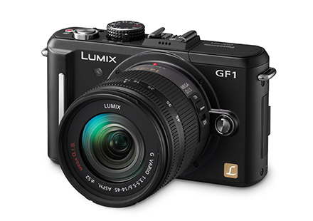 Die Lumix GF1 in Schwarz und mit angesetztem Standardzoom 14-45mm, das einem 28-90mm im Kleinbildformat entspricht.