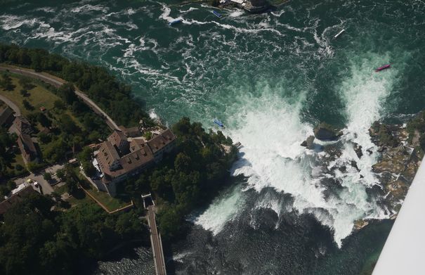 Typisches Beispiel: Die G70 neigt leicht zur Unterbelichtung wie dieses Foto des Rheinfalls aus einem Flugzeug zeigt.