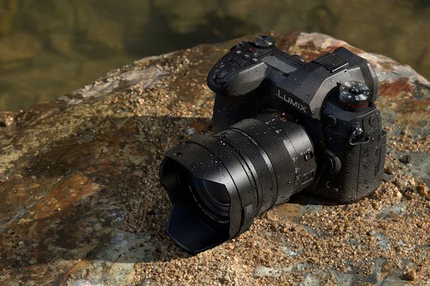 Wettergeschützt: Um auch unter widrigsten Aufnahmebedingungen fotografieren zu können, besitzt die G9 einen robusten Gehäuserahmen aus einer Magnesiumlegierung und ist staub- und spritzwassergeschützt sowie bis minus 10 Grad kälteresistent.