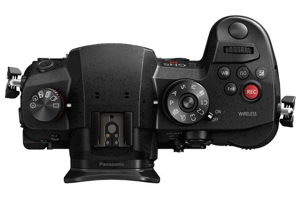 Filmemacherin: Auf der Oberseite der Lumix DC-GH5S zeigt eine rote Videoaufnahmetaste unmissverständlich an, wofür die Kamera vor allem gedacht ist.