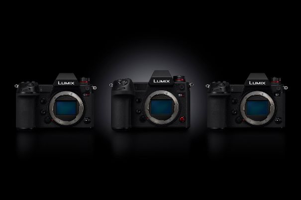 Neuzugang: Links die Panasonic Lumix S1R, in der Mitte mit roter Videotaste rechts neben dem Bajonett die neue Lumix S1H und rechts die «normale» Lumix S1.