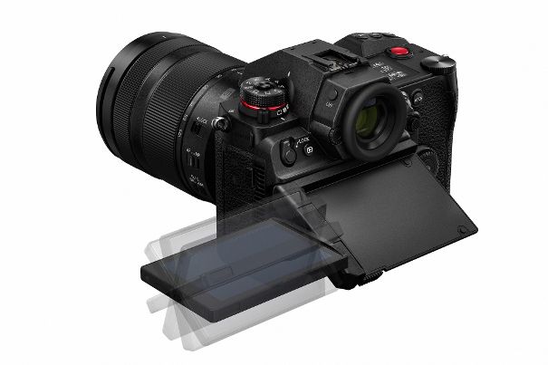 Wieder ausschwenkbar: Das Touch-Display der Panasonic Lumix S1H kann seitlich aufgeklappt und nach vorne gedreht werden, was bei der S1 und S1R nicht möglich ist.