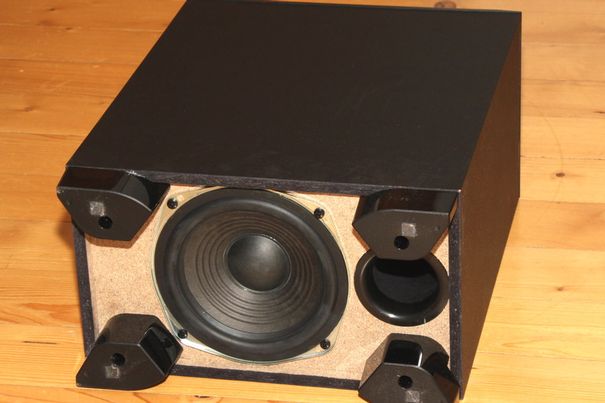 Der sehr leichte Subwoofer entspricht guter Massenfertigung und dem überaus günstigen Preis dieses Systems.