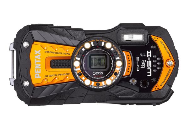 Die Pentax WG2-GPS demonstriert ihre Outdoor-Fähigkeiten durch ein verspieltes, martialisches, jedoch leichtes Gehäuse im untypischen Breitformat. Es gibt noch eine Farbvariante mit Weiss anstelle von Orange, sowie zwei GPS-lose Varianten.