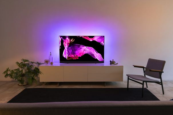 Mit seinem klaren, minimalistischen Design und der Indirektbeleuchtung Ambilight macht der 55OLED903 von Philips in jeder Wohnumgebung eine tolle Figur.