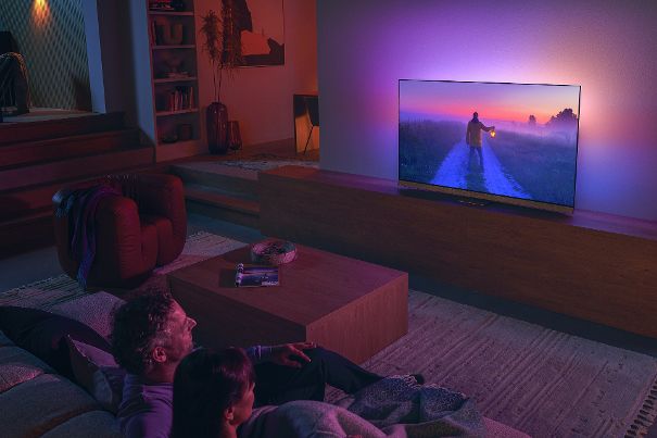 Der Philps 55OLED907 bringt alle Zutaten für den gemütlichen Fernsehabend mit. Neben der 55-Zoll-Variante gibt es diesen OLED-TV auch noch in 48 Zoll (Preis: CHF 1799) sowie in 65 Zoll (Preis: CHF 3299).