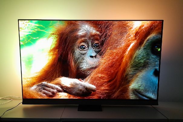 Das Philips-exklusive Ambilight wurde in seiner Wirkungsweise nochmals verbessert und erweitert den Bildschirm virtuell in den zum Bildinhalt passenden Farben.