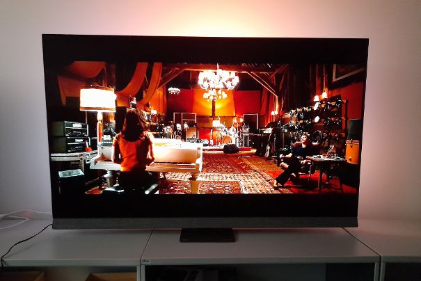 Rami Maleks Stimme (in der Verkörperung von Freddy Mercury) in «Bohemian Rhapsody» kommt dank dediziertem Centerkanal über den 55 OLED907 sehr gut zur Geltung.