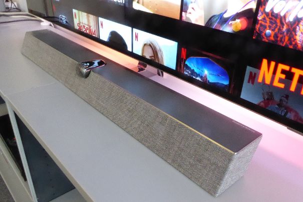 Die dezidierte Soundbar ist sehr stabil aufgebaut und dient gleichzeitig als Basis für den zierlichen Standfuss.