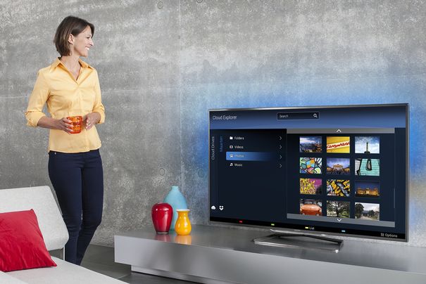 Integriert sich dank Ambilight sehr schön ins Wohnzimmer: Der Philips PFL659708