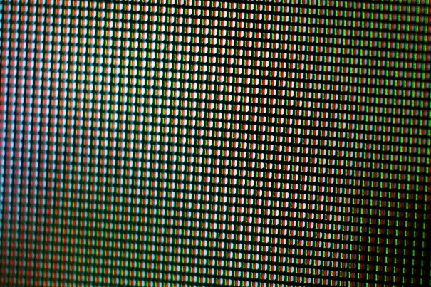 Selbstleuchtende Pixel: OLED mit roten, grünen, blauen und weissen Bildpunkten.