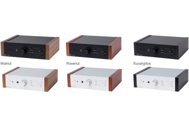 Die PreBox DS2 Digital gibt es wahlweise in Schwarz oder Silber, gegen Aufpreis von CHF 120 auch mit Echtholz-Seitenteilen in Nussbaum, Rosenholz oder Eukalyptus.