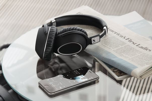 Der PXC 550 klingt – nicht zuletzt dank Bluetooth 4.2 und aptX – ausgewogen und klangneutral. Zur feuerspeienden Soundmaschine wird der Hörer erst durch Aktivieren der Effekt-Modi.