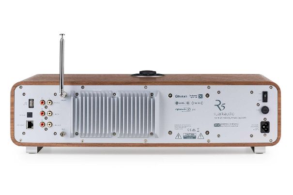 Aufgeräumtes Anschluss-Setting mit ausgeprägten Kühlrippen für die passive Kühlung des Ruark Audio R5.