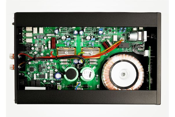 Blitzsauber: Das Innenleben gibt den Blick frei auf die neu gestaltete Hauptplatine. Kabelverbindungen sind kaum noch vorhanden.
