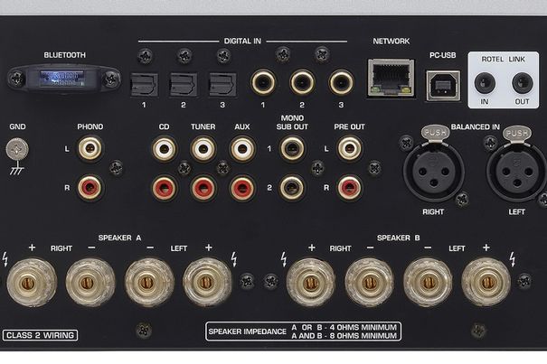 So komplett wie sonst nur selten: Die Anschlussperipherie des RA-1592 lässt wirklich keine Wünsche offen. Analoge Extras bilden der Phono- und der XLR-Eingang. Sechs Digitaleingänge sowie PC USB erlauben den Anschluss einer Vielfalt von Digitalquellen.