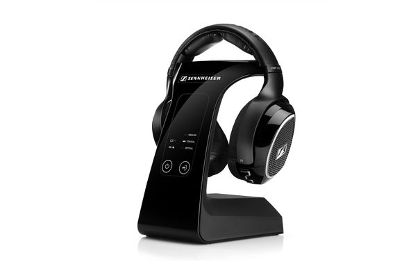 Das System RS 220 von Sennheiser besteht aus dem Sender TR 220 und dem Funkkopfhörer HDR 220.