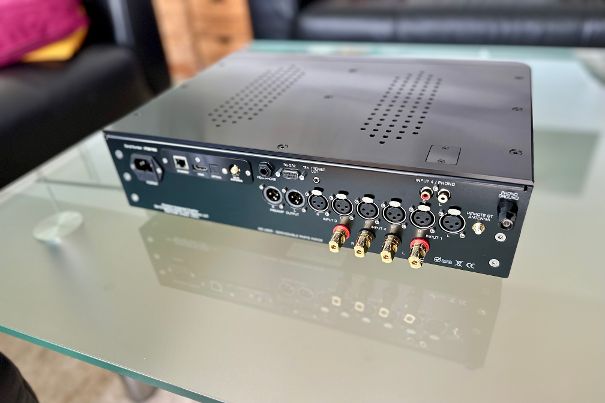 Rückseite mit XLR- und Cinch-Eingängen, HDMI eARC, optischem Digitaleingang und Phonoeingang (Module optional).