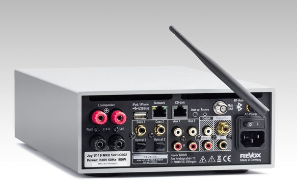 Die Zahl der unterschiedlichen Anschlüsse zeigt die Vielseitigekeit des S119 MK II Netzwerk-Receivers, hier mit integriertem DAB+ / FM-Modul.