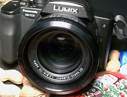 Eine richtige Digitalkamera: Die Panasonic Lumix DMC-FZ20 besticht durch ihr Leica-Objektiv mit optischem 12fach Zoom.