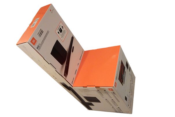 Die originelle, bunte All-in-One-Verpackung des Bar-5.1-Systems von JBL.