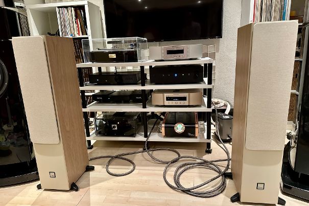 Die magnetisch befestigte Stoffabdeckung der Sonik 7 – elegant, akustisch durchlässig und in Sekundenschnelle abnehmbar.