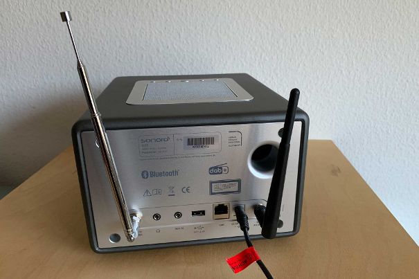 Ungewöhnlicher Anblick: Die Antennen für FM- und DAB-Radio (links) und WLAN (rechts).