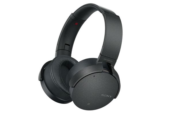 Dieser Hörer wird als Extra Bass Wireless Noise Cancelling Headphones angepriesen, und da weiss man auch sofort, in welches Lager er gehört, nämlich ins Lager der bassbetonenden Freudenspender.