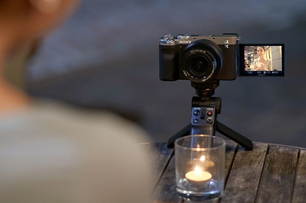 Social-Media-tauglich: Die Sony Alpha 7C ist durch das nach vorne drehbare Display ein ideales Werkzeug für Youtuber, Vlogger und Selfie-Fans. Hier im Einsatz mit dem Zoom-Objektiv FE 28–60 mm und dem Griff GP-VPT 2 BT.
