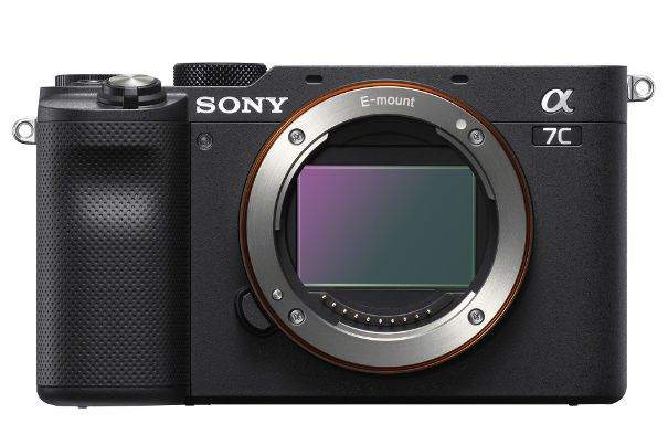 Raumwunder: Die äusserst kompakte Sony Alpha 7C besitzt einen 35-mm-CMOS-Vollformatsensor mit 24,2 Megapixel effektiver Auflösung. Das Sony-E-Mount-Bajonett dominiert die Kamerafront.