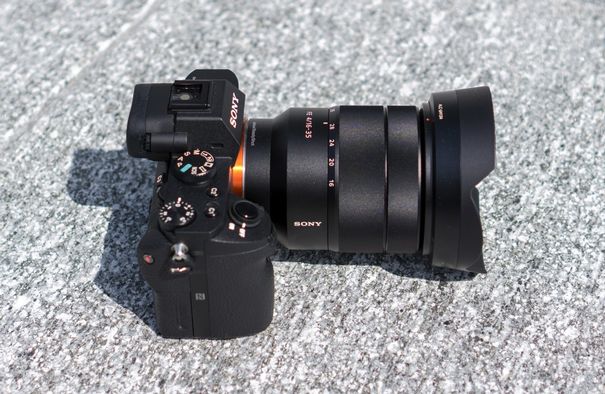 Mit dem Weitwinkelobjektive 16-35mm f/4 von Sony ist die A7II kein Leichtgewicht mehr.