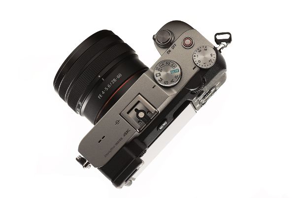 Aufgeräumt: Neben dem Multi-Interface-Schuh befinden sich auf der Oberseite der Sony Alpha 7C nur noch der Moduswahlknopf, die Belichtungskorrektur und die Movie-Taste.