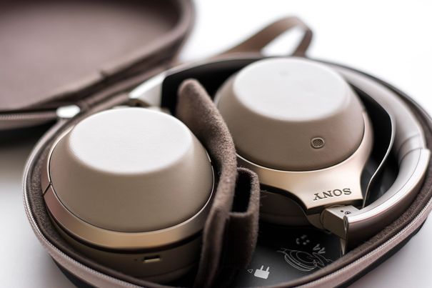 Den Sony MDR-1000X gibt es in Beige oder Schwarz.