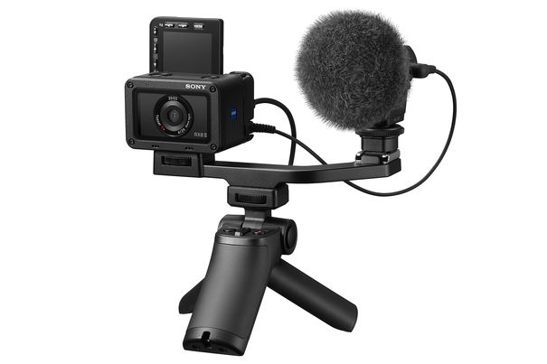 Social-Media-Einsatz: Mit Selfie-Monitor und externem Mikrofon-Anschluss ist die Sony RX0 II die perfekte Vlogger- und Youtuber-Kamera.
