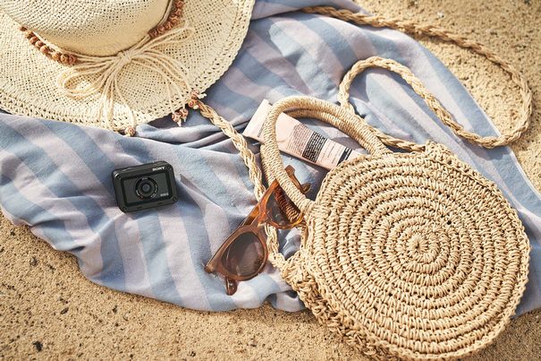Ideal für den Strandurlaub: Die Sony RX0 II ist nicht wasserscheu und darf auch mal in den Sand fallen.