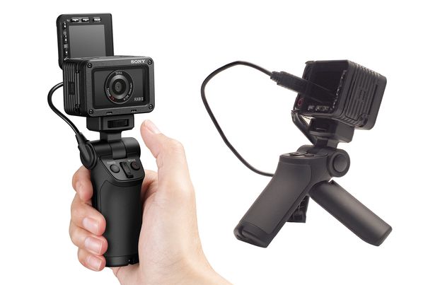 Handgreiflich: Der Aufnahmegriff Sony VCT-SGR1 mit RX0 II in Selfie-Position. Der Griff lässt sich in ein praktisches Mini-Tischstativ verwandeln.