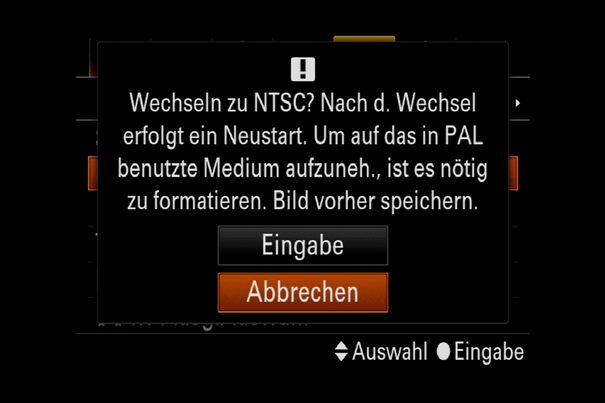 Anachronismus: Auch bei der Sony RX0 II erfolgt die Umschaltung von 30 auf 25/24 fps über das PAL/NTSC-Menü. Dabei wird die Speicherkarte formatiert und die Kamera neu gestartet.