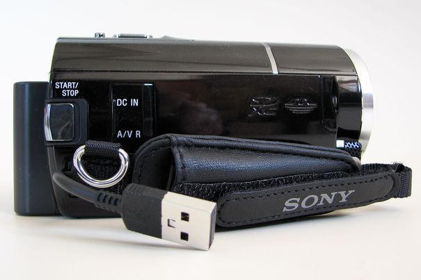 Durch das normalerweise im Griffband eingerastete USB-Kabel lässt sich der Akku über eine USB-Stromquelle (z.B. einen Rechner) aufladen. Eine Kabelverlängerung liegt ebenfalls bei.
