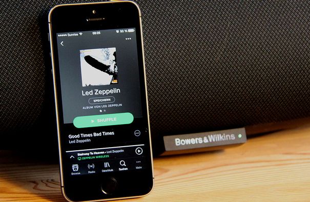 Über die Control App von Bowers & Wilkins wird Spotify angewählt und Zeppelin plays Zeppelin