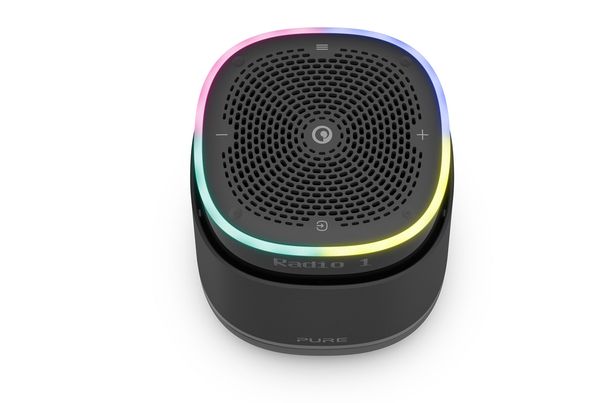 In der Mitte: Alexa-Taste, die auch für die Stummschaltung dient. Mit der Pfeiltaste wird der Modus (DAB+, Bluetooth, UKW, Aux) gewählt. 