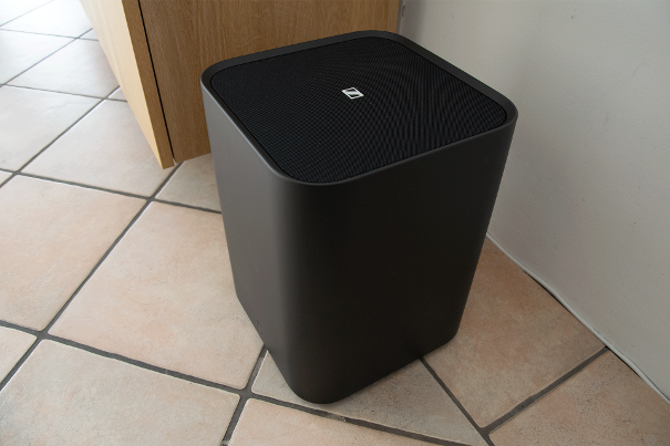 Der Subwoofer arbeitet mit einem 8-Zoll-Tieftöner, kombiniert mit einem 350-Watt-Class-D-Verstärker.