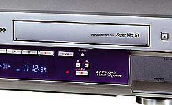 ...und auf der rechten Seite der S-VHS-Recorder