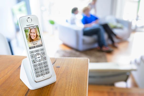 Die Fritzbox kooperiert mit allen DECT-Telefonen. Am meisten Komfort bieten aber die Modelle des Herstellers AVM wie das Fritz!Fon C4. (Bild: AVM)