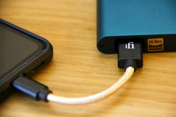 Android-Smartphone mit OTG-Kabel verbunden.