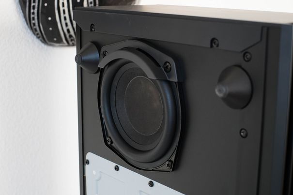 Downfiring-Subwoofer des Ottava SC-C70.