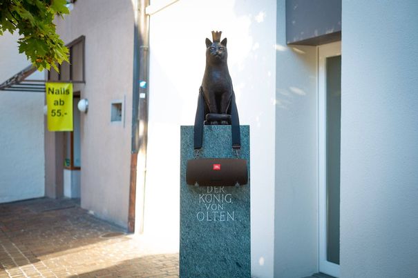 Denkmal von Toulouse, dem berühmten Kater und König der Altstadt. Es gab Autos, die auf der Hauptgasse den Rückwärtsgang einlegten, weil Toulouse nicht von der Stelle wich.