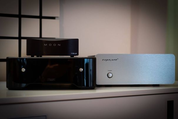 Links unten der Rega Aria aus England, darüber der Moon 110LP v2 von Simaudio aus Kanada und rechts daneben der XM3 Phono Amplifier von Exposure, ebenfalls aus England.