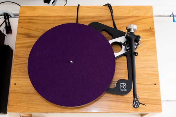 Rega Planar 8 mit Filzauflage. Mit Pucks sollte man vorsichtig pröbeln. Nicht zu schwer, ist die Devise. Im Test gings ohne.